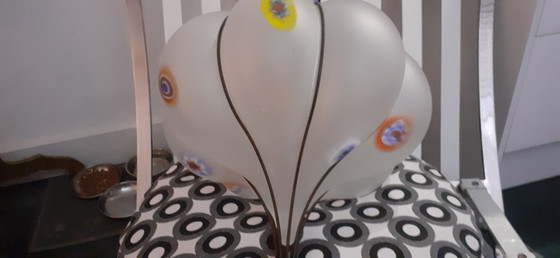 Image 1 of Lámpara colgante de vidrio lechoso con acentos de color.