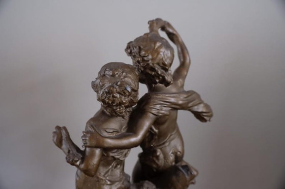 Una estatua dorada/cobriza de un niño y una niña jóvenes enamorados. – Esculturas, Metal (photo 10 of 19)