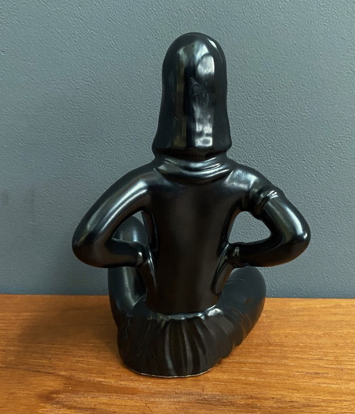 Figurine en céramique noire représentant une jeune fille assise, par Jema, années 1960, modèle 231
