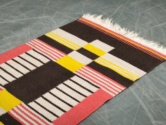 Image 1 of Tapis Kilim tchèque géométrique en laine des années 1950, rose, noir et jaune