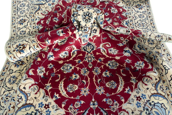 Image 1 of Tappeto persiano Nain 9La annodato a mano con contenuto di seta - 267 x 167 cm - Fondo rosso con ornamenti floreali