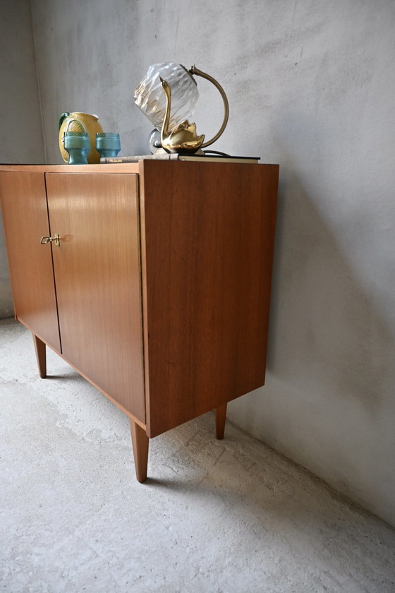 Image 1 of Leuk strak teak fineer kastje uit de jaren 60/70