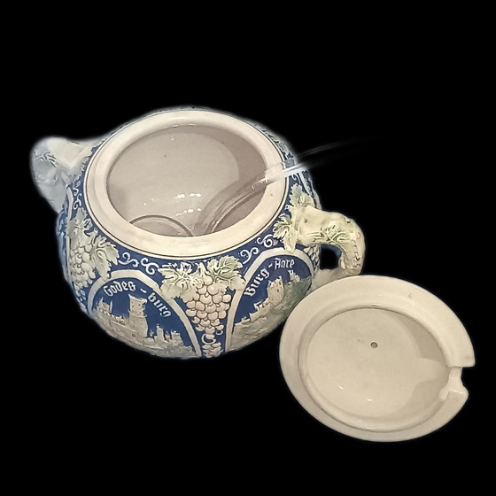 Image 1 of Antica ciotola con mestolo. Motivi di castelli in rilievo.