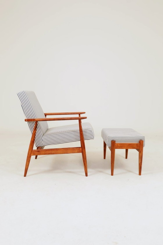 Image 1 of Poltrona in stile Mid-Century Modern con poggiapiedi in legno e tessuto di cotone a righe.