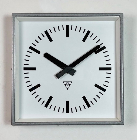 Image 1 of Grijze industriële vierkante wandklok van Pragotron, jaren 70.