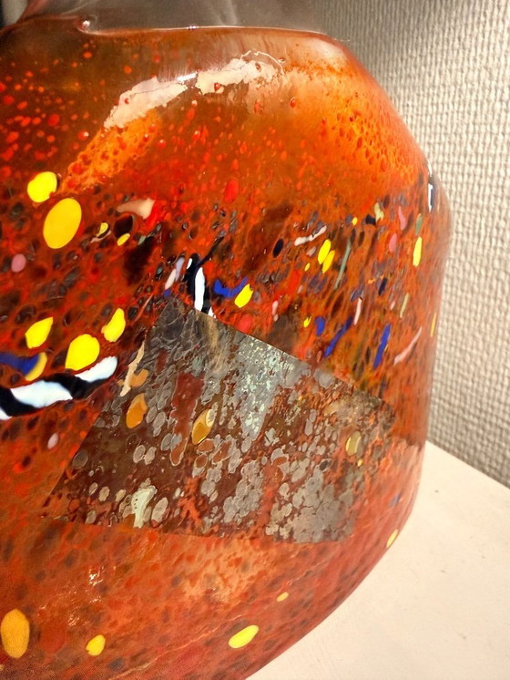 Image 1 of Vase signé Kosta Boda « Satellite » par Bertil Vallien - Grands Confettis Rouges (Modèle 89715)