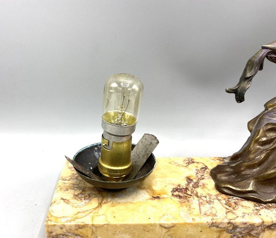 Image 1 of Art Deco Tafellamp met metale brons-look Dame & Vogel – Marmeren Voet – Vintage Beeldlamp uit ca. 1930 – Unieke Decoratieve Scul