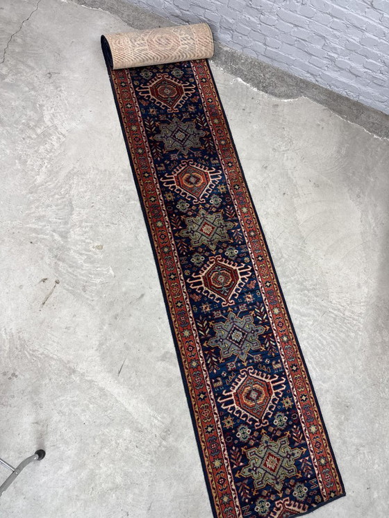 Image 1 of Tappeto lungo decorativo in stile Mid-Century, nei toni dell'indaco e della terra. 470 x 70 cm.
