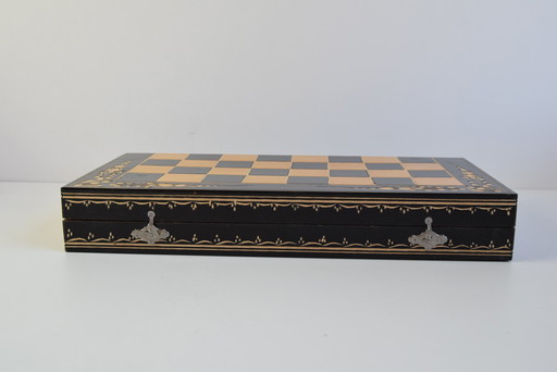 Jeu d'échecs en bois vintage dans une boîte en bois fabriqué en Tchécoslovaquie
