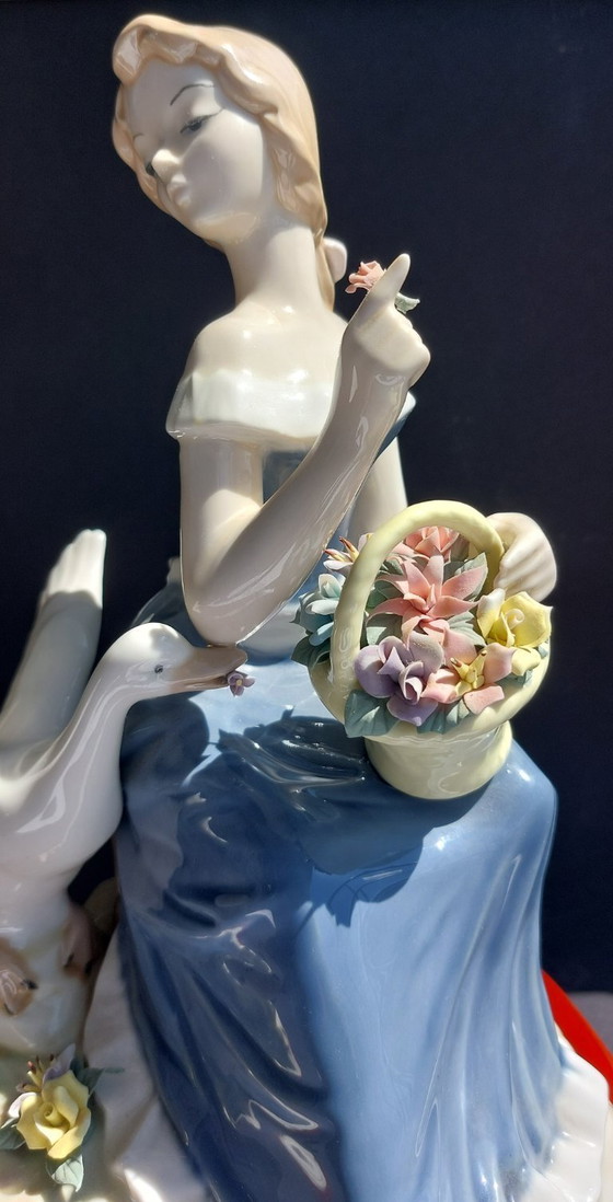 Image 1 of Large porcelain figurine: Lady with a goose and basket of flowers