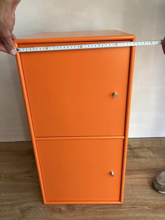 Image 1 of Armoire murale Montana Slim originale à 2 portes, couleur orange - Peter J. Lassen

