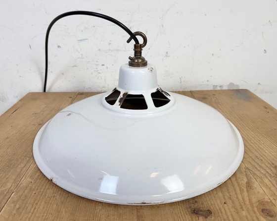 Image 1 of Industriële witte geëmailleerde fabriekshanglamp, jaren 60