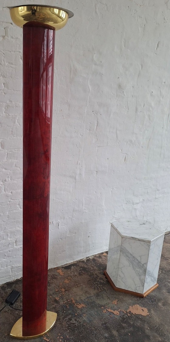 Image 1 of Tavolino laterale con piedistallo monolitico esagonale in marmo di Carrara italiano