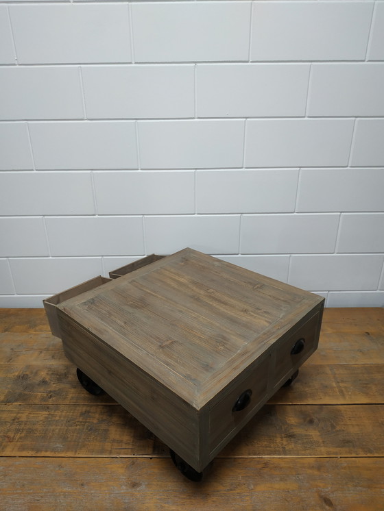 Image 1 of Table basse mobile industrielle ou table basse végétale avec 4 tiroirs