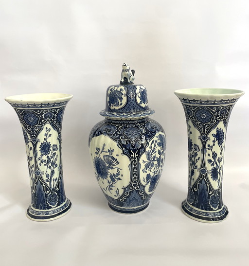 Set Delfts Blauw 1x Dekselvaas en 2x Trompetvazen van Boch voor Royal Sphinx Maastricht Holland