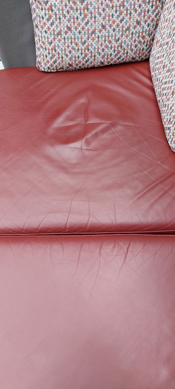 Image 1 of Zwei Montis Scene Sessel mit Ottomanen. Rot mit Anthrazit und attraktiven Kissen.