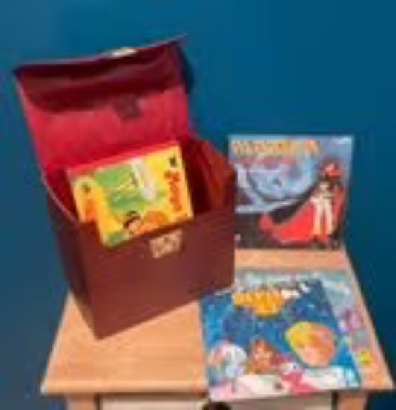 Image 1 of Valise vinyle vintage rouge – déco rétro années 80