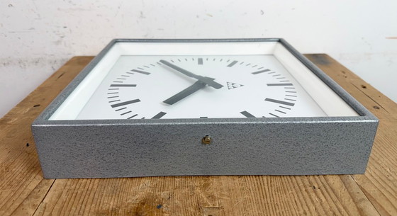 Image 1 of Graue, quadratische Wanduhr im Industriestil von Pragotron, 1970er Jahre