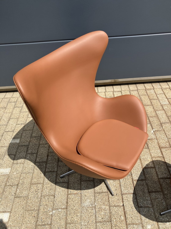 Image 1 of 2 sillas Egg de Fritz Hansen + otomana de cuero color coñac ¡En perfecto estado!