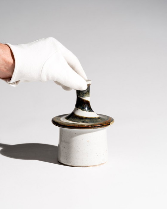 Image 1 of Kuratiertes dänisches Studio-Keramik-Ensemble: Vase von Jette Andersen und Schachtel von Marianne Starck