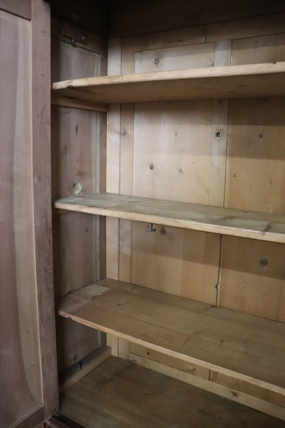 Image 1 of Grote antieke kledingkast van massief walnotenhout, Italië, midden 19e eeuw.