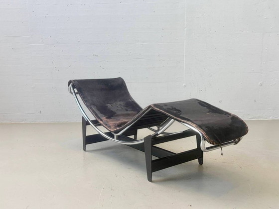 Cassina LC4 Chaises longues en Peau de Poney – Le Corbusier, Pierre Jeanneret & Charlotte Perriand – Metal (photo 23 of 26)