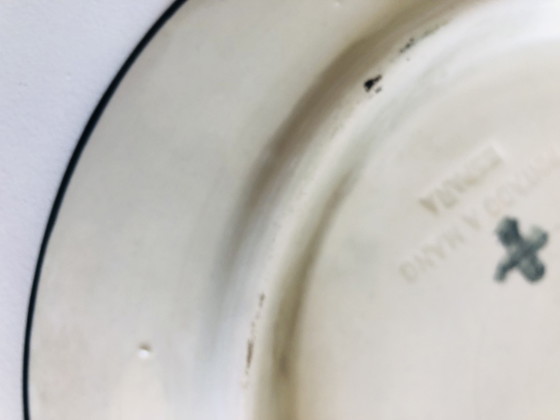Image 1 of Plat en céramique au décor de marine en grisaille à main levée 