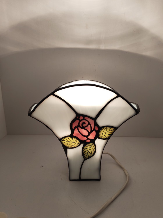 Vintage Tiffany Style Table Lamp – Stained Glass with Pink Rose – Herner Glas, Metal (photo 10 of 11)