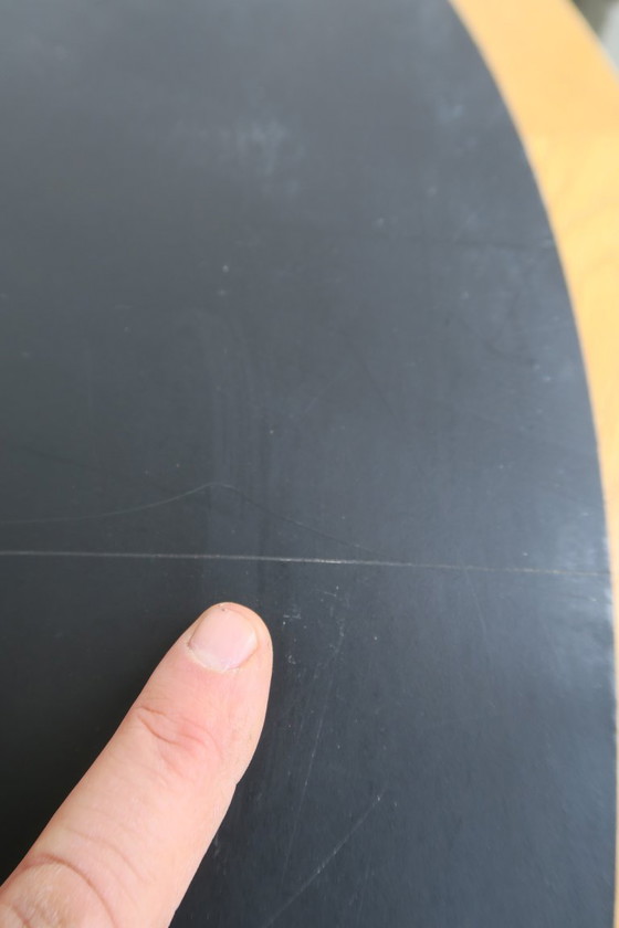 Image 1 of ronde eettafel van Rud Thygesen en Johnny Sorensen voor Magnus Olesen