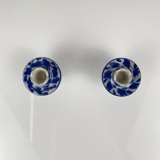 Image 1 of Set di 2 candelieri in porcellana blu e bianca, XX secolo.