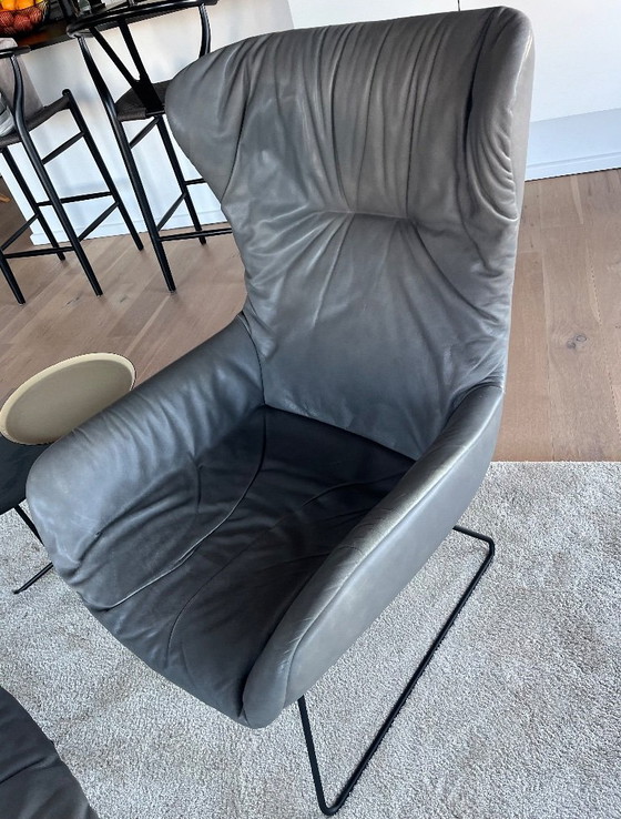 Image 1 of Leya Cocktail Wingchair + poef Freifrau - Grijs leer 