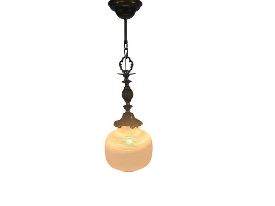 Image 1 of Lampada a sospensione vintage in stile Hollywood Regency, in ottone e vetro satinato, anni '70.