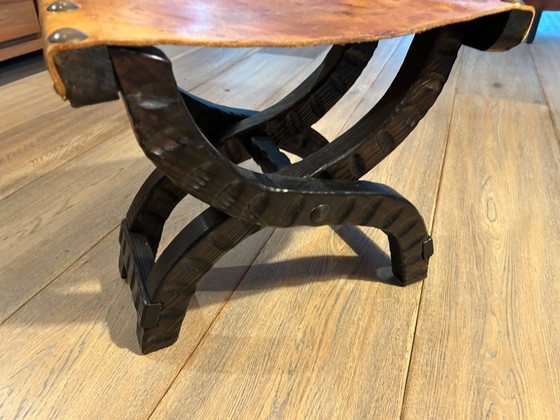Image 1 of Taburete plegable francés de cuero en pino texturizado, circa 1960.