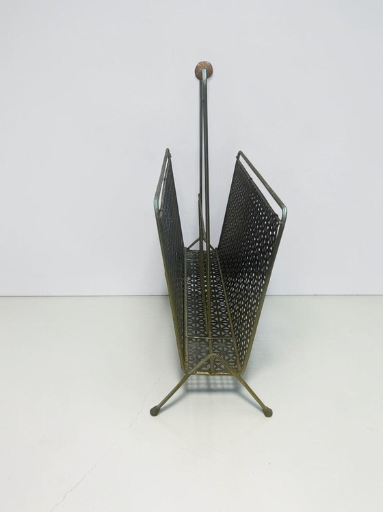 Image 1 of Vintage Zeitungsständer Messing & Schwarz – Mid Century Magazine Rack mit Holzgriff | Design Zeitschriftenhalter 1960er Jahre