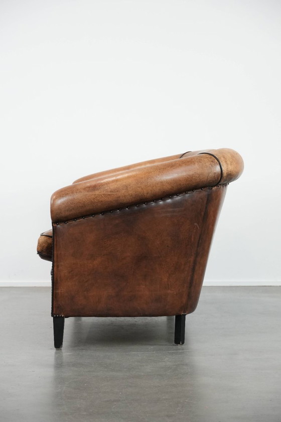 Image 1 of Canapé club 2,5 places confortable en peau de mouton vintage