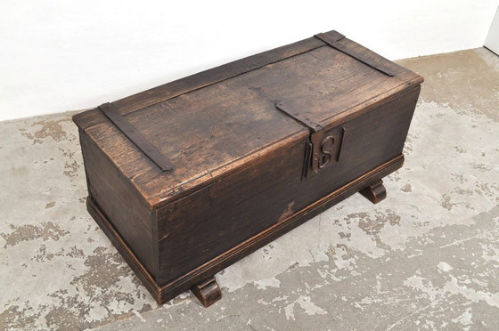 Image 1 of Coffre ancien en chêne provenant d'un monastère, années 1780