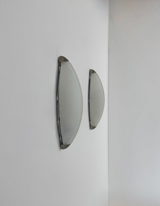 Coppia di applique vintage, metallo cromato e vetro satinato, Francia, 1970