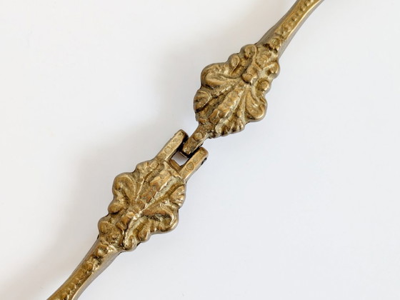 Image 1 of Vintage messing notenkraker met fleur-de-lys, sierlijke bloemenversiering voor een Hollywood Regency keuken.