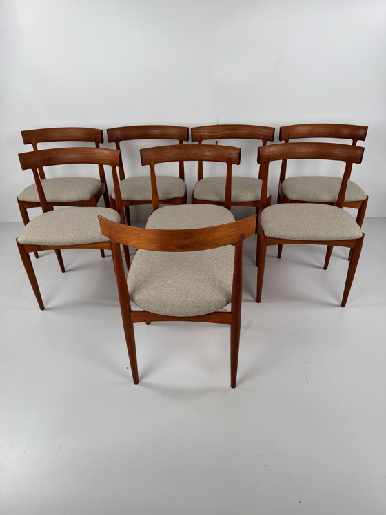 Image 1 of Set van 8 model nr. 7 eetkamerstoelen van Johannes Andersen voor Uldum Møbelfabrik