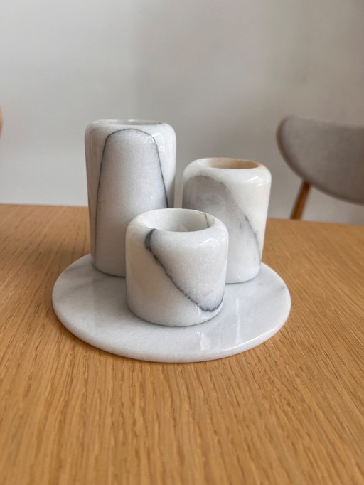 Juego de 3 candelabros de mármol sobre una bandeja