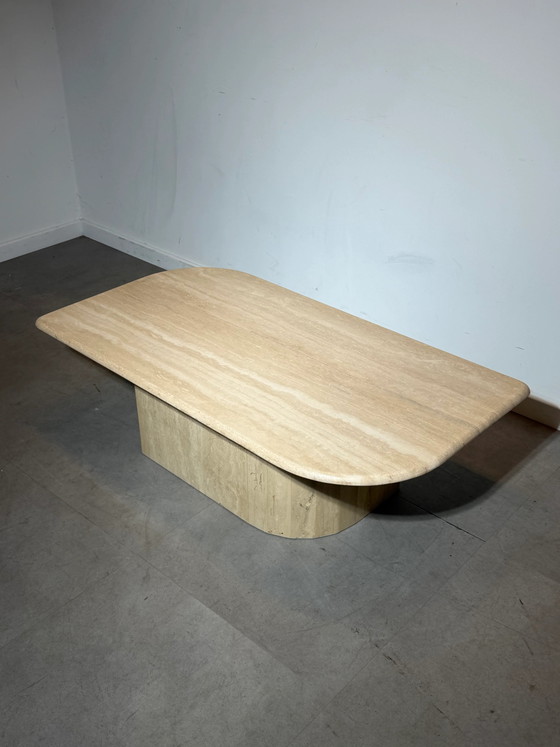 Mesa de centro de travertino con base de pedestal redondeada, Mesas de centro (foto 3 de 6)