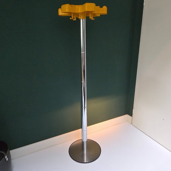 Image 1 of Porte-manteau Velca VIP – conçu par Roberto Lucchi et Paolo Orlandini – Italie, années 1970. Jaune et chromé.