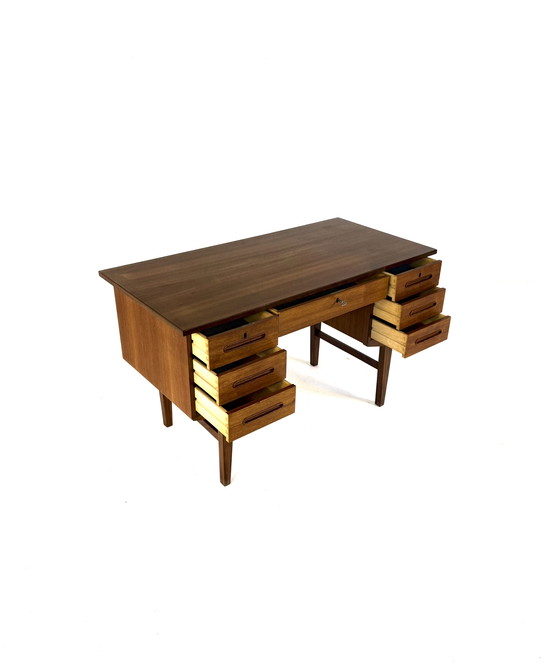 Image 1 of Vintage vrijstaand Deens teakhouten bureau ‘60