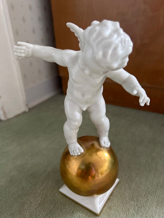 Image 1 of Ángel de porcelana sobre una esfera dorada