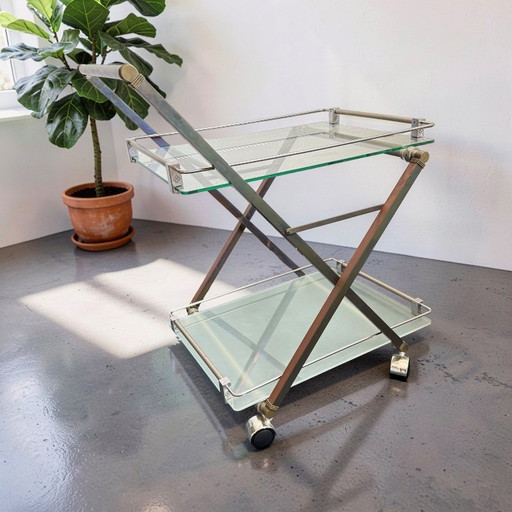 Carrello bar con ripiani in vetro e struttura in metallo