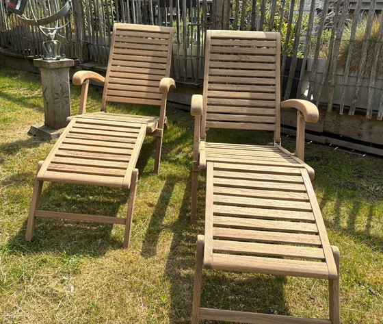 Image 1 of Ensemble de 2 chaises longues classiques Hattersley Premium en teck avec repose-pieds, comme neuves