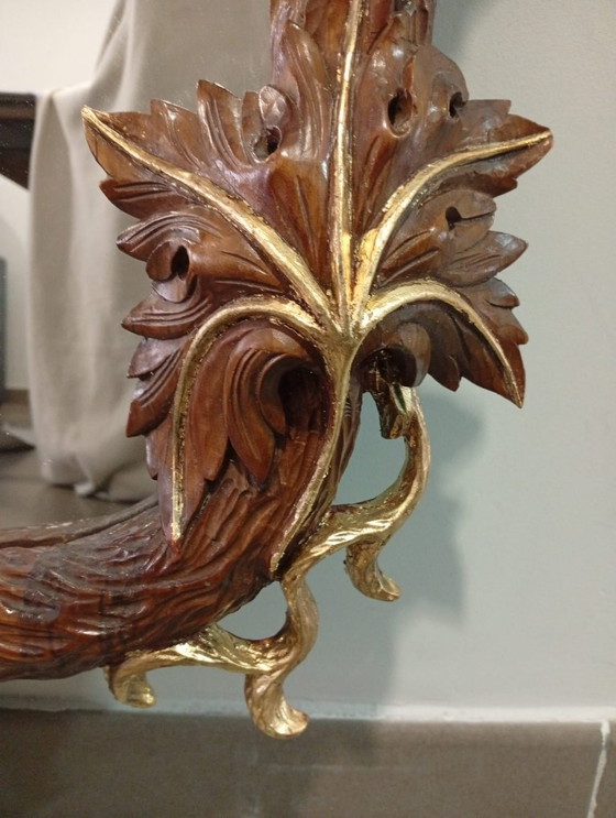 Image 1 of Belangrijke en spectaculair gebeeldhouwde wijnkelderspiegel