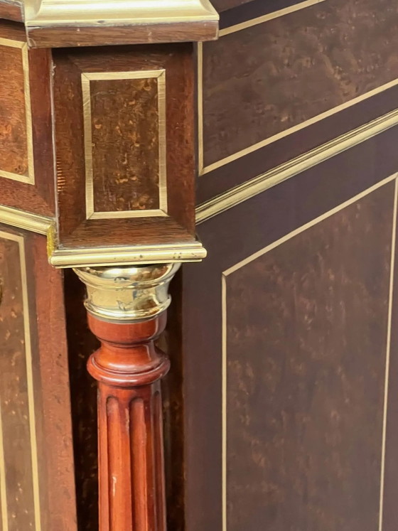 Cómoda elegante estilo Napoleón III. Marquetería en madera preciosa. Bronce dorado, tapa de mármol. – Bronze (photo 7 of 10)
