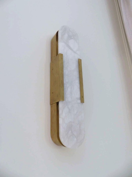 Image 1 of Set aus 2 Wandleuchten „Elongated Melange“ aus Messing und Naturalabaster von VISUAL COMFORT, entworfen von Kelly Wearstler