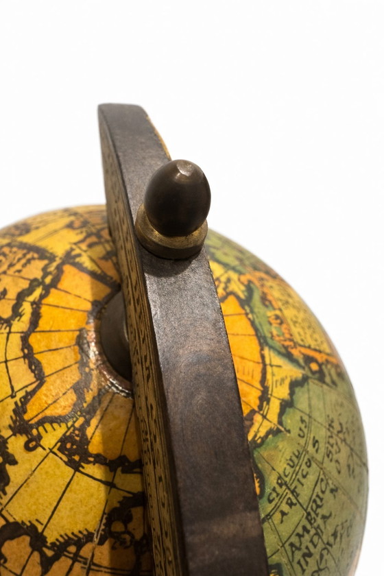 Image 1 of Vintage wereldbol met oude wereldkaart - Houten bureauwereldbol - Antieke zeewereldbol - Woondecoratie in mid-century stijl